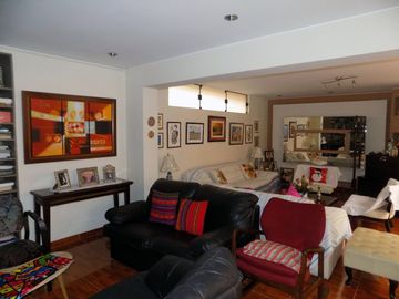 Se vende hermosa casa de 3 pisos en Av Caminos del Inca, Surco!