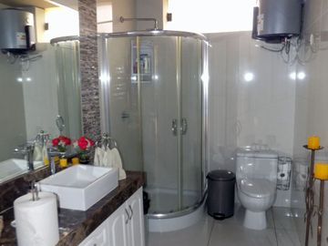 Se vende hermosa casa de 3 pisos en Av Caminos del Inca, Surco!