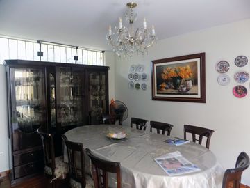 Se vende hermosa casa de 3 pisos en Av Caminos del Inca, Surco!