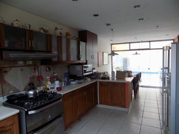 Se vende hermosa casa de 3 pisos en Av Caminos del Inca, Surco!