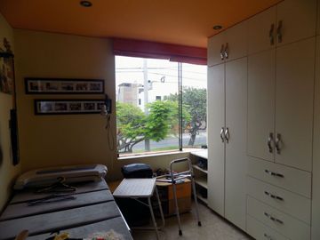 Se vende hermosa casa de 3 pisos en Av Caminos del Inca, Surco!