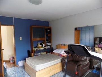 Se vende hermosa casa de 3 pisos en Av Caminos del Inca, Surco!