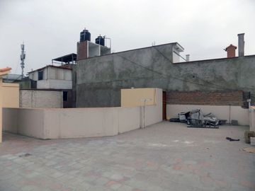 Se vende hermosa casa de 3 pisos en Av Caminos del Inca, Surco!