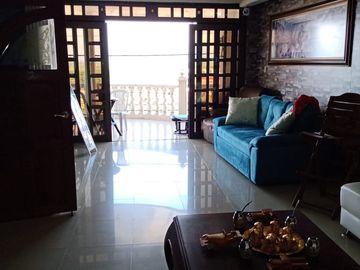 VENTA CASA  TRES PISOS YUMBO -DOS APARTAMENTOS