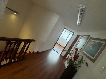 VENTA DE CASA ZONA LA PAZ (Adecuada para oficina)