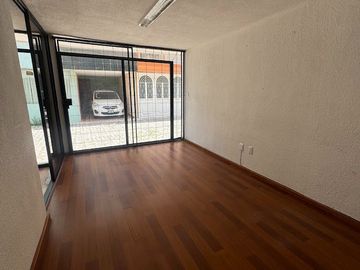 VENTA DE CASA ZONA LA PAZ (Adecuada para oficina)