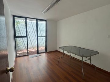 VENTA DE CASA ZONA LA PAZ (Adecuada para oficina)