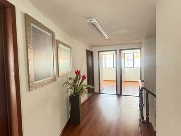 VENTA DE CASA ZONA LA PAZ (Adecuada para oficina)