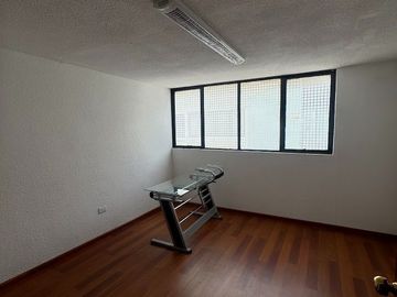 VENTA DE CASA ZONA LA PAZ (Adecuada para oficina)