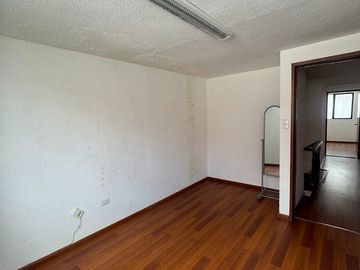 VENTA DE CASA ZONA LA PAZ (Adecuada para oficina)