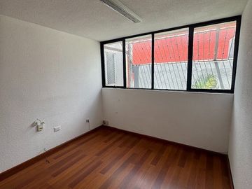 VENTA DE CASA ZONA LA PAZ (Adecuada para oficina)