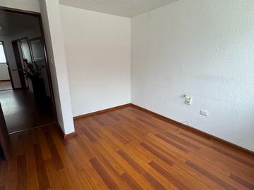 VENTA DE CASA ZONA LA PAZ (Adecuada para oficina)