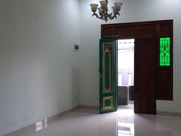 Disewakan CEPAT, Rumah 1 Lt, Rapi, Bagus, Row 2 Mobil, Kelapa Gading