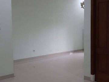 Disewakan CEPAT, Rumah 1 Lt, Rapi, Bagus, Row 2 Mobil, Kelapa Gading