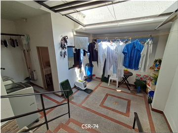 VENDO ESPECTÁCULAR CASA DE 236 MTS2, DE 3 NIVELES, 7 HABITACIONES AMPLIAS.
