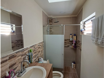 VENDO ESPECTÁCULAR CASA DE 236 MTS2, DE 3 NIVELES, 7 HABITACIONES AMPLIAS.