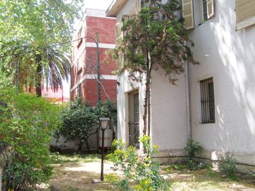 En venta excelente casa servicios profesionales o residencial en Providencia. Destino comercial.