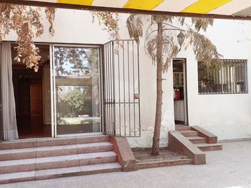 En venta excelente casa servicios profesionales o residencial en Providencia. Destino comercial.
