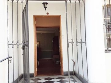En venta excelente casa servicios profesionales o residencial en Providencia. Destino comercial.