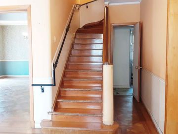 En venta excelente casa servicios profesionales o residencial en Providencia. Destino comercial.