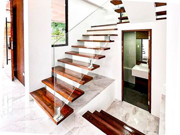5-Bedroom 5BR House and Lot for Sale in Tagaytay City at Pueblo Del Sol Subdivision