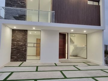 casa en venta en explanada sur Pachuca, con 3 recámaras, estudio con baño, multifuncional con baño, roof con pérgola y asador