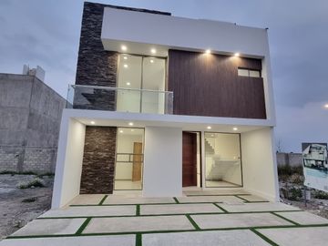 casa en venta en explanada sur Pachuca, con 3 recámaras, estudio con baño, multifuncional con baño, roof con pérgola y asador