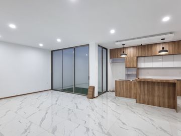 casa en venta en explanada sur Pachuca, con 3 recámaras, estudio con baño, multifuncional con baño, roof con pérgola y asador