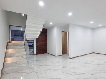 casa en venta en explanada sur Pachuca, con 3 recámaras, estudio con baño, multifuncional con baño, roof con pérgola y asador