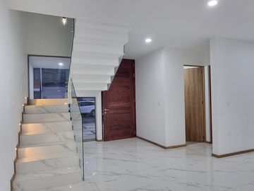 casa en venta en explanada sur Pachuca, con 3 recámaras, estudio con baño, multifuncional con baño, roof con pérgola y asador