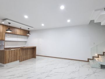 casa en venta en explanada sur Pachuca, con 3 recámaras, estudio con baño, multifuncional con baño, roof con pérgola y asador