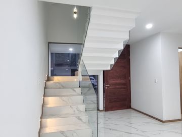 casa en venta en explanada sur Pachuca, con 3 recámaras, estudio con baño, multifuncional con baño, roof con pérgola y asador