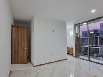 casa en venta en explanada sur Pachuca, con 3 recámaras, estudio con baño, multifuncional con baño, roof con pérgola y asador