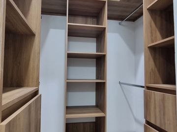 casa en venta en explanada sur Pachuca, con 3 recámaras, estudio con baño, multifuncional con baño, roof con pérgola y asador