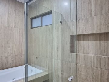 casa en venta en explanada sur Pachuca, con 3 recámaras, estudio con baño, multifuncional con baño, roof con pérgola y asador