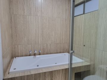 casa en venta en explanada sur Pachuca, con 3 recámaras, estudio con baño, multifuncional con baño, roof con pérgola y asador