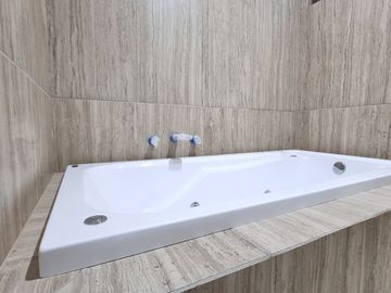 casa en venta en explanada sur Pachuca, con 3 recámaras, estudio con baño, multifuncional con baño, roof con pérgola y asador