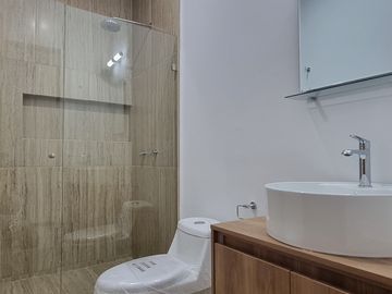casa en venta en explanada sur Pachuca, con 3 recámaras, estudio con baño, multifuncional con baño, roof con pérgola y asador