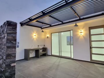 casa en venta en explanada sur Pachuca, con 3 recámaras, estudio con baño, multifuncional con baño, roof con pérgola y asador