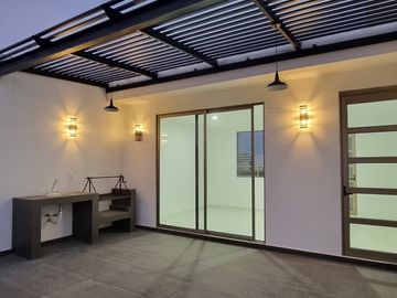 casa en venta en explanada sur Pachuca, con 3 recámaras, estudio con baño, multifuncional con baño, roof con pérgola y asador
