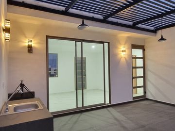 casa en venta en explanada sur Pachuca, con 3 recámaras, estudio con baño, multifuncional con baño, roof con pérgola y asador