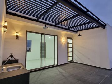 casa en venta en explanada sur Pachuca, con 3 recámaras, estudio con baño, multifuncional con baño, roof con pérgola y asador