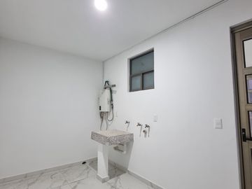 casa en venta en explanada sur Pachuca, con 3 recámaras, estudio con baño, multifuncional con baño, roof con pérgola y asador