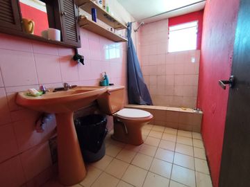 Vende Casa plena Av.Ejercito entre San Jose y Los Comendadores Futuro Metro San Geronimo