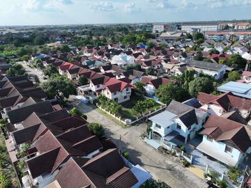 Incredible Opportunity! Spacious Corner Plot Detached House on 124 Sq. Wah of Land For sale: a spacious detached house with land in Monthon Thip Villa