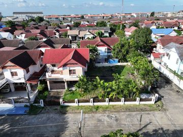 Incredible Opportunity! Spacious Corner Plot Detached House on 124 Sq. Wah of Land For sale: a spacious detached house with land in Monthon Thip Villa