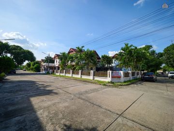 Incredible Opportunity! Spacious Corner Plot Detached House on 124 Sq. Wah of Land For sale: a spacious detached house with land in Monthon Thip Villa