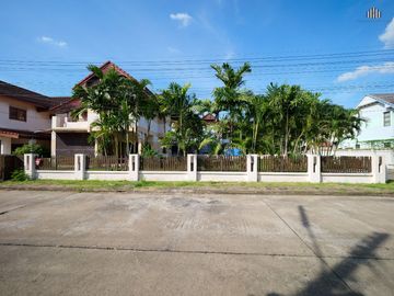 Incredible Opportunity! Spacious Corner Plot Detached House on 124 Sq. Wah of Land For sale: a spacious detached house with land in Monthon Thip Villa