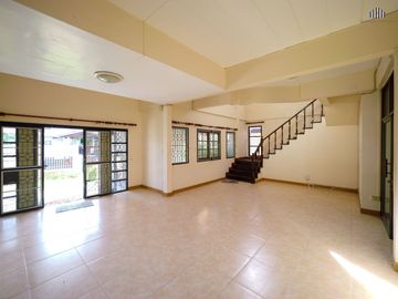 Incredible Opportunity! Spacious Corner Plot Detached House on 124 Sq. Wah of Land For sale: a spacious detached house with land in Monthon Thip Villa