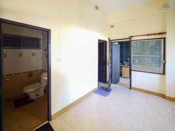 Incredible Opportunity! Spacious Corner Plot Detached House on 124 Sq. Wah of Land For sale: a spacious detached house with land in Monthon Thip Villa